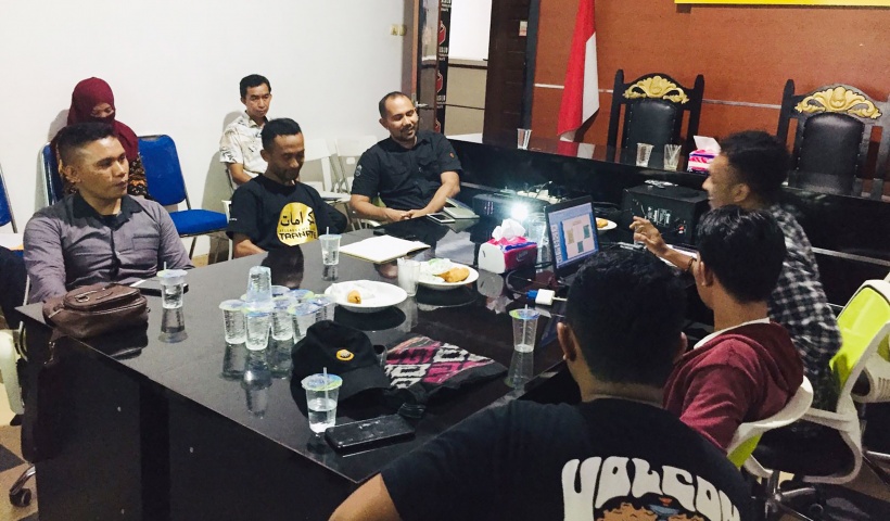 Suasana Rapat pembahasan rencana tindak lanjut (RTL) program kerja alumni SKPP di Sekretariat Bawalsu Kota Ternate.
